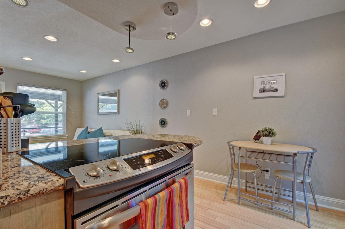 LOCATION & LUXURY - walk to downtown & Whole Foods