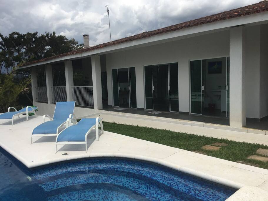 Vista da frente da casa