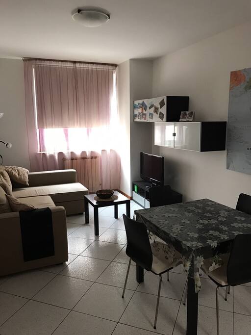 Soggiorno con divano letto matrimoniale e sala da pranzo con tavolino allungabile fino a 6/8 persone