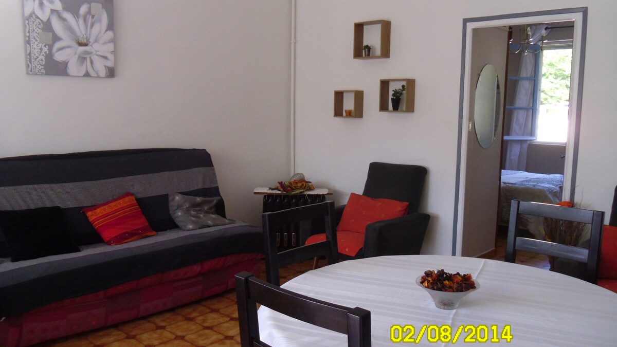 Popular Airbnb listing: Nice F2, very clean with view, weekly rental in Saint Raphaël