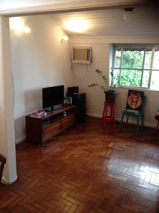 TV A CABO , AR CONDICIONADO, AMBIENTE LIMPO, TRANQUILO E AGRADAVEL.