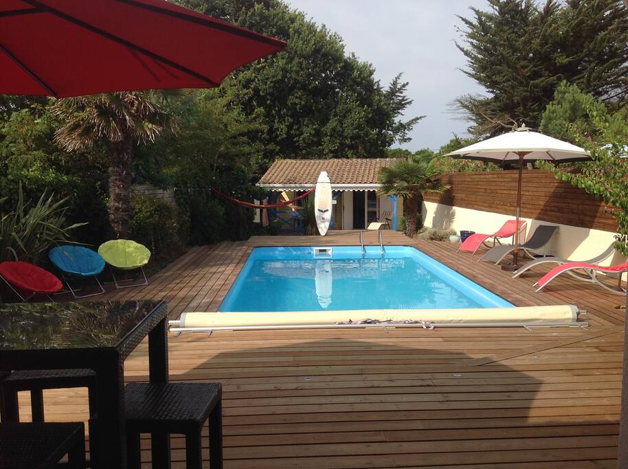 La piscine fait 8 m x 4 m