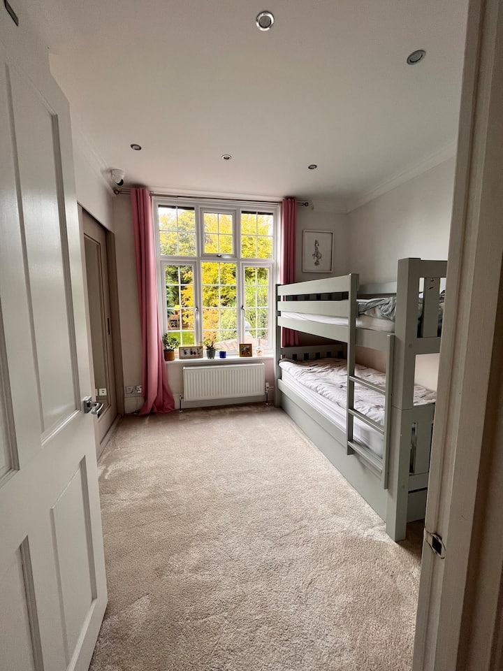 二段ベッドとトランドルを備えたキッズベッドルーム