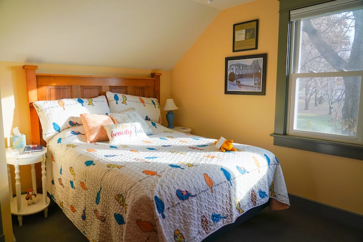 Wayne King Sunset Room - Ensuite Bathroom w/ Shower, Queen-size Bed, TV, Door with Digital Lock (Upstairs)