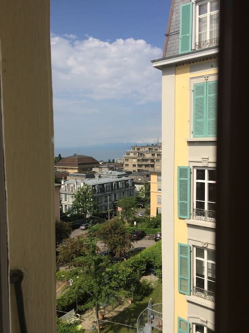 Une échappée vers le lac de la fenêtre de la chambre qui donne sur une impasse