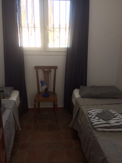 ห้องนอนเล็กชั้นบนมี 2 เตียง