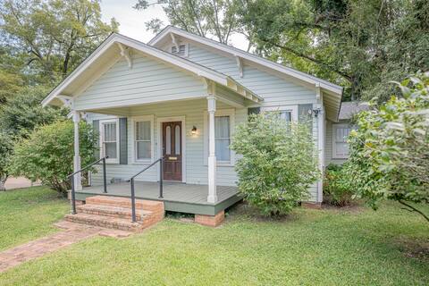 Hamilton House- 3 bedroom, 2 bath historic home