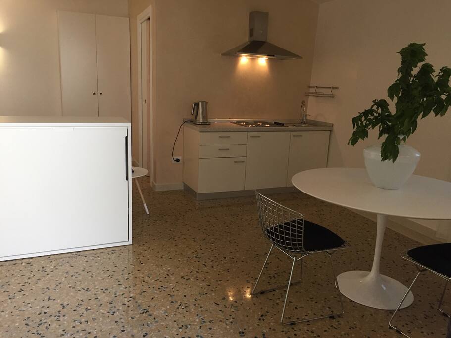Vista ingresso lato cortile e tavolo con sedie