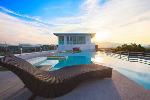 The Ocean: Central with pool, gym, sauna, hammam