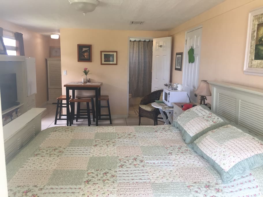 A very private and quiet room with a Queen bed, 2 chairs, cable Tv, WiFi, and eating area or computer work station