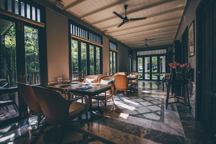 Room With Private Jacuzzi In Colonial Style House - Dusit District