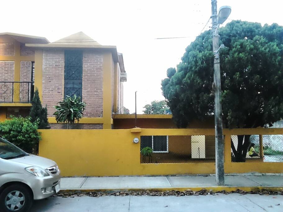 La casa es ventilada con mucha sombra