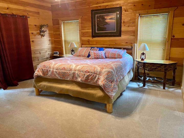 主卧
特大双人床