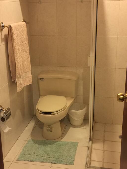 Limpio y espacioso baño