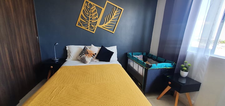 Apartamenti ka një krevat fëmijësh portativ për fëmijën tënd 