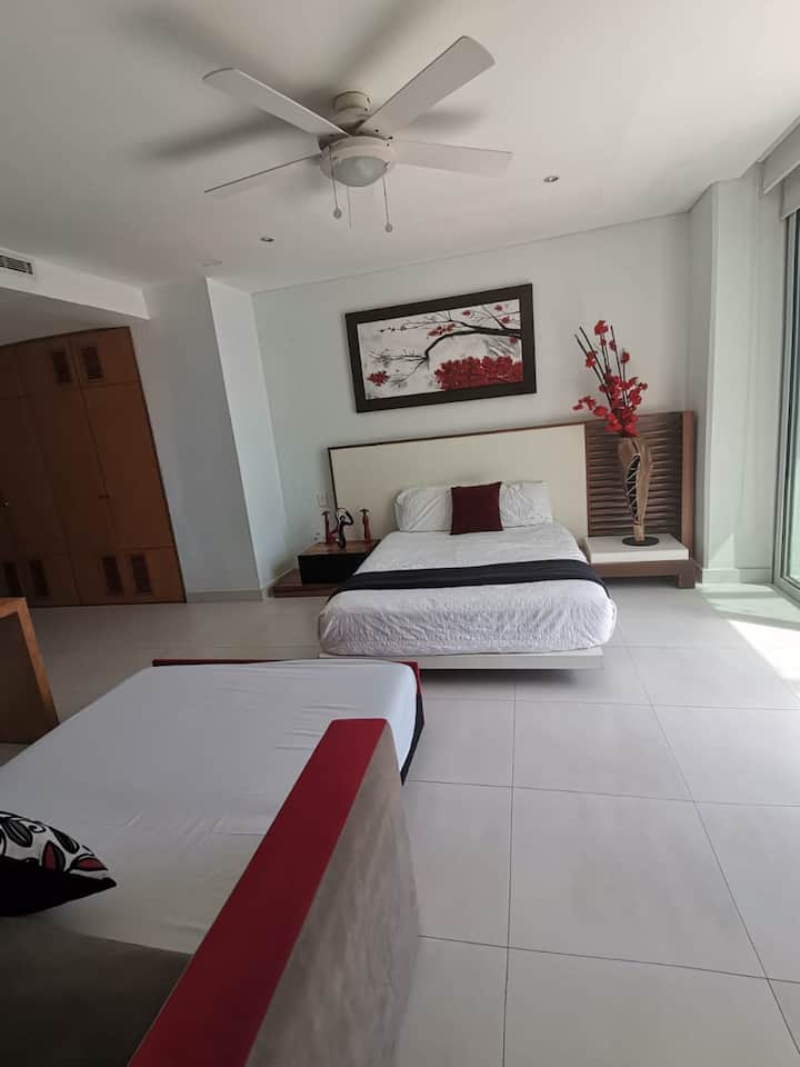 חדר שינה שני, מיטה כפולה וספה זוגית. נוף עם 2 מיטות מוצעות