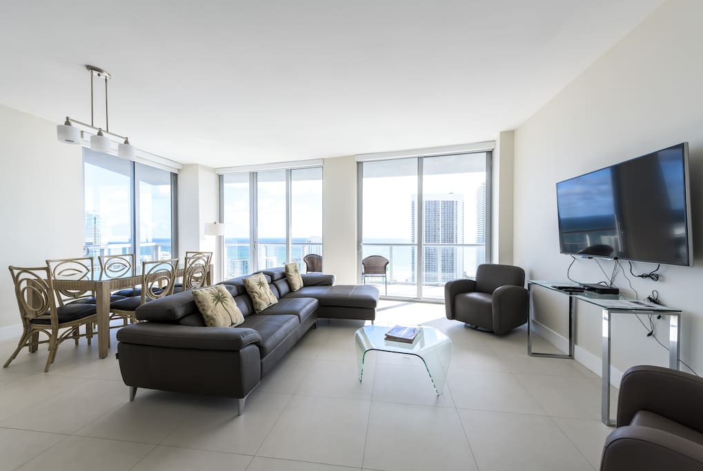 Very spacious living room