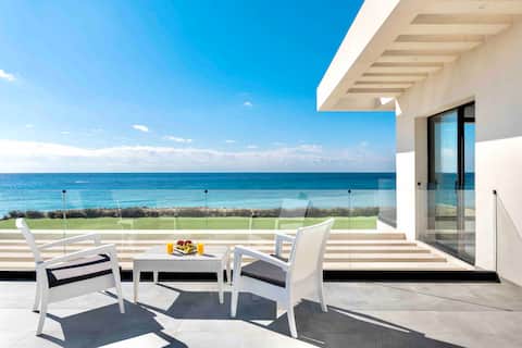 Lux Seafront Villa w/Priv Beach Access-Heated Pool
