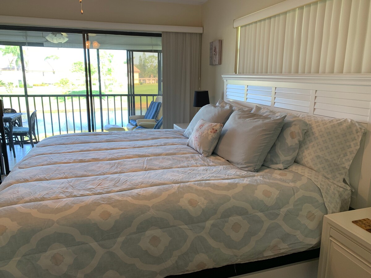 Მთავარი საძინებელი საწოლი ხედით და ლანაიზე წვდომით