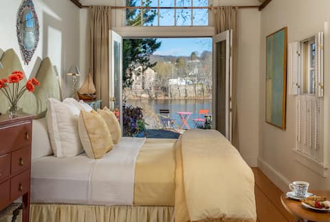 NEW! The Boat House- RiverFront, Spa Tub for Two
