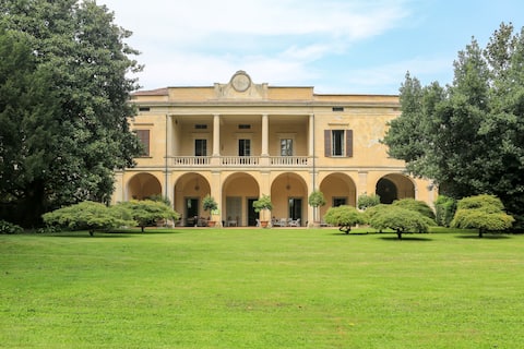 Villa Longo: peacefulness charm with swimming pool