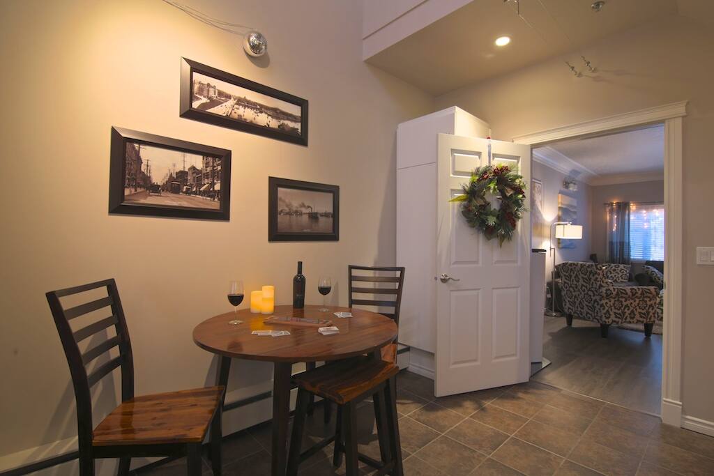 Guest Kitchen eat in area.
