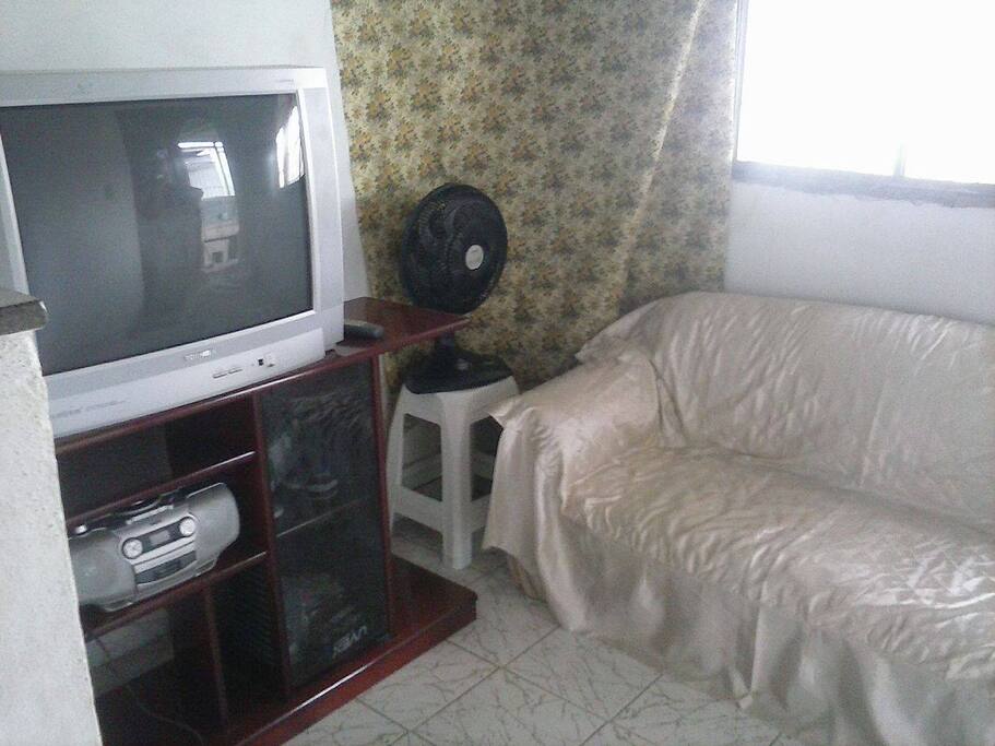 Sala de estar - televisão e sofá