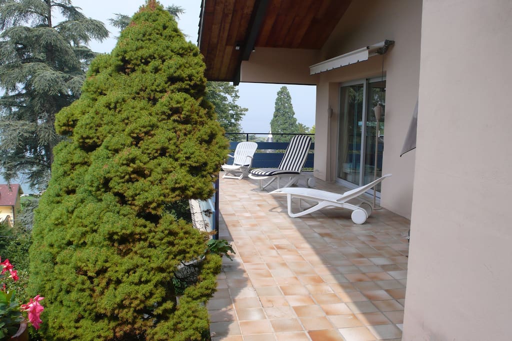 Une terrasse pour prendre le soleil ou déjeuner, avec tente solaire