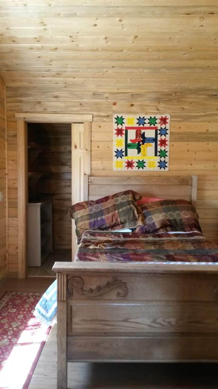 Muebles antiguos originales de la casa. Nueva construcción en el interior, pero exterior de tronco original.