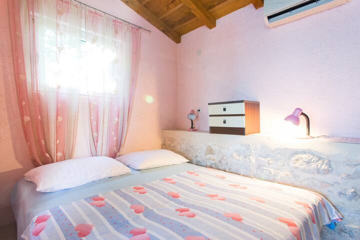 „Ciklama“ - veľmi malá spálňa s manželskou posteľou 