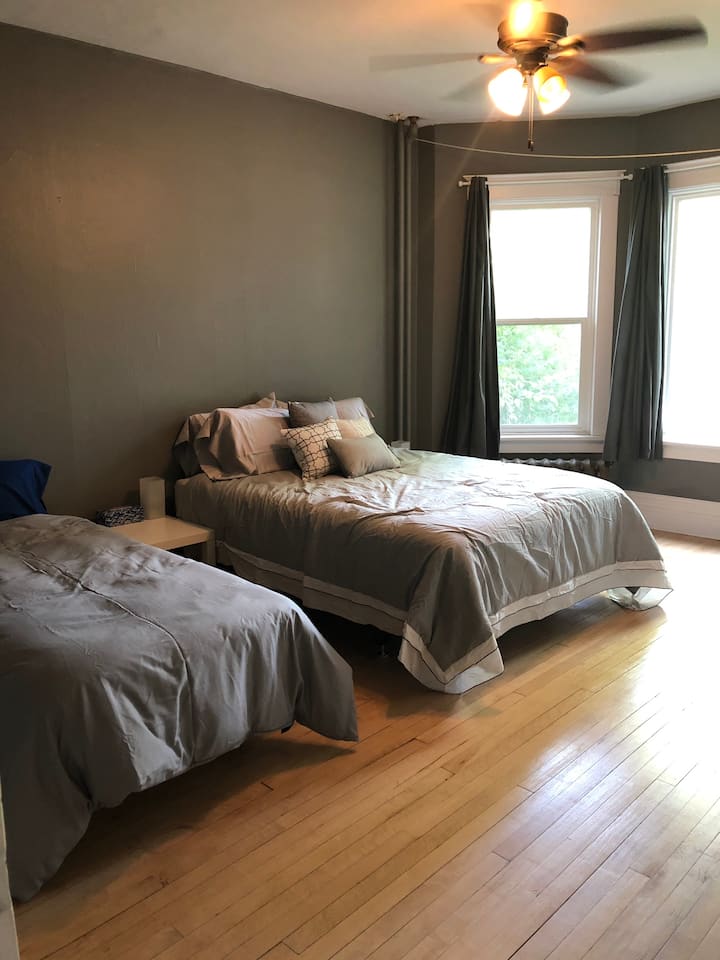 Glavna spavaća soba s bračnim krevetom i krevetom za jednu osobu.