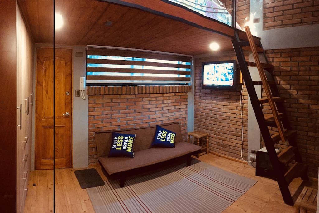 Futon (cama adicional) en sala