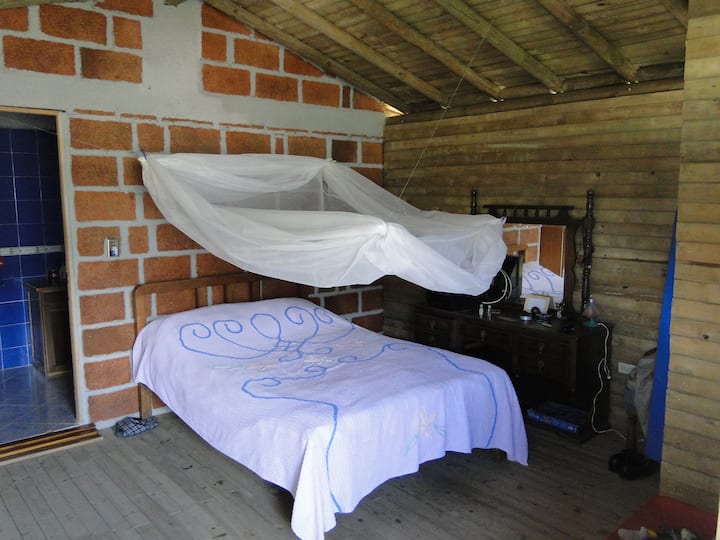 سرير كامل في الطابق الثاني مع مرتبة جديدة. لدينا الكثير من المناشف والملاءات لإقامتك.