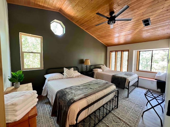 Spavaća soba 2 ima 2 bračna kreveta (160x200) s TV-om 