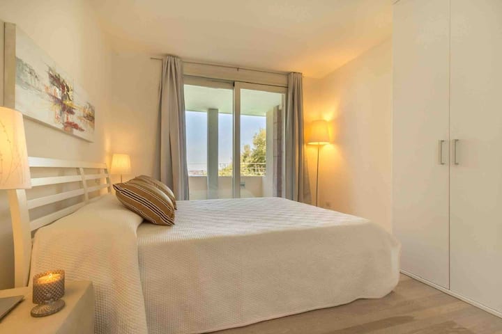 غرفة نوم بسرير مزدوج في الطابق السفلي 