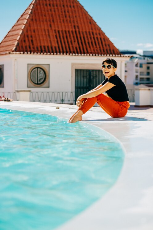 Show full-screen, host-provided image