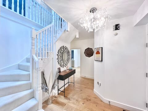 Luxury 4 Bedroom House @Oxley Park 5mins from CMK