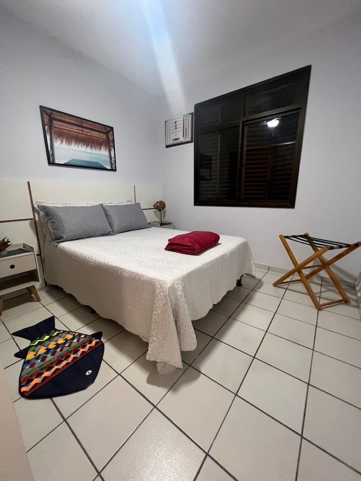 Спалня 1 - двойно легло с климатик, вентилатор на тавана и шкаф за дрехи.