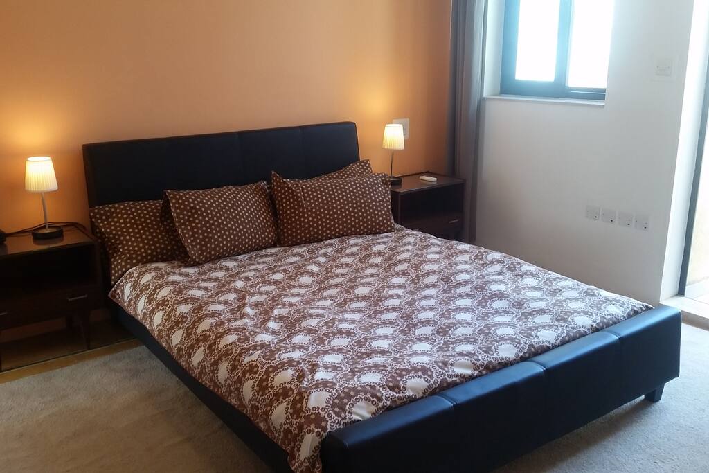 Spacious Roof terrace king bedroom with private en-suite