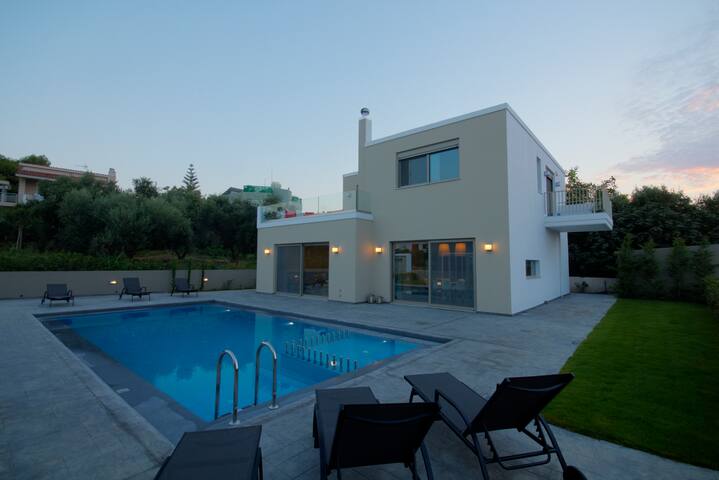 4-bedroom villa with pool, 300m from sandy beach gallery image 3