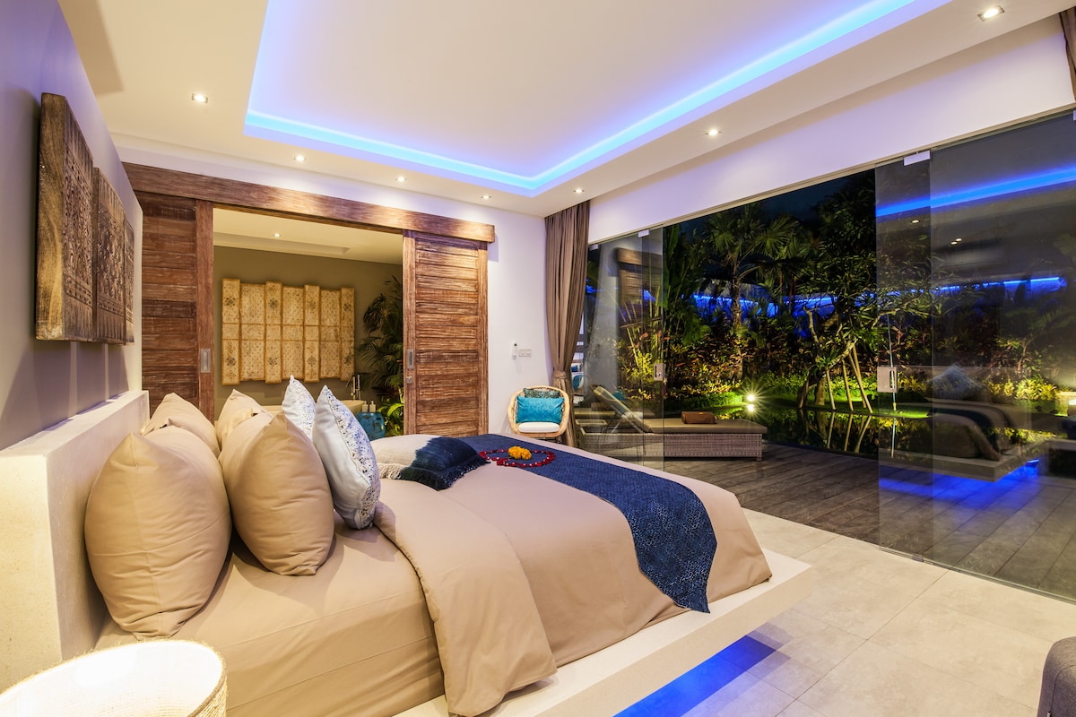 Pogled iz kupaonice na bazen noću 