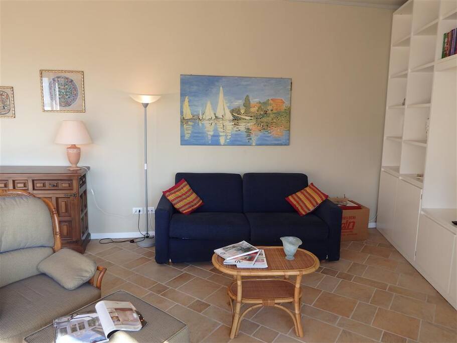 Soggiorno con divano letto matrimoniale
Living room with double sofa bed