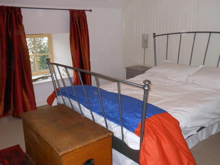 Prostrana spavaća soba s udobnim krevetom