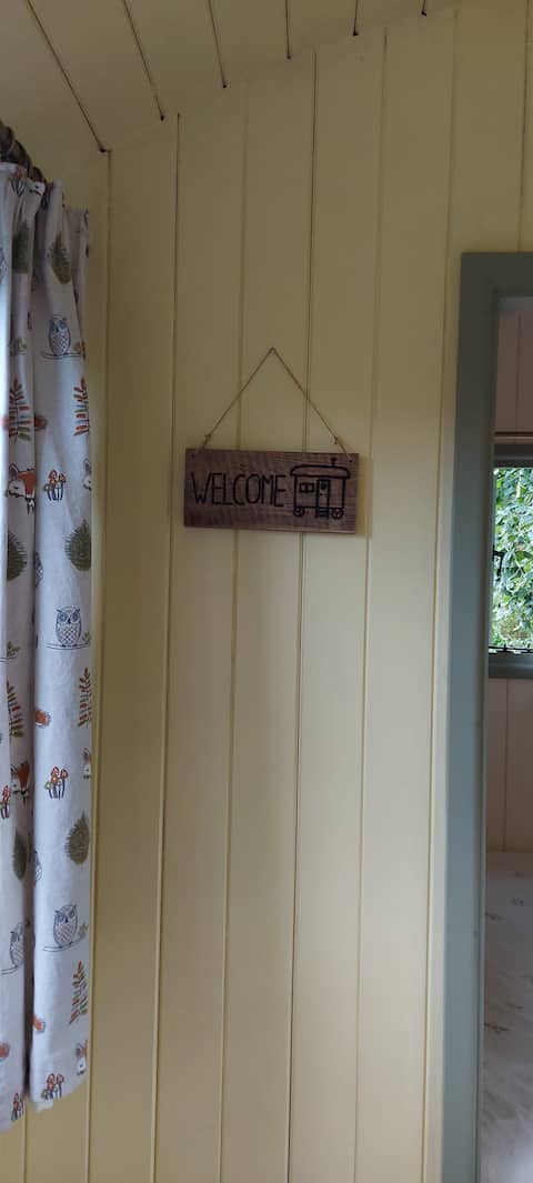 Top Airbnb: Rural Shepherd's Hut - The Place for Ewe in Old Marston