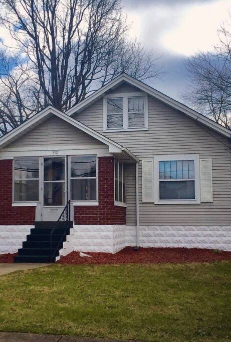 Cozy, stylish bungalow.