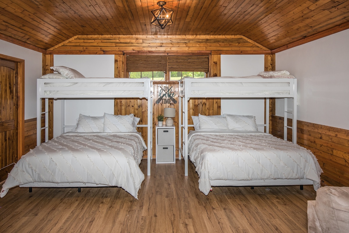 Lits jumeaux sur Queen au sous-sol, parfaits pour plus d'espace de couchage. Peut accueillir 6 personnes !