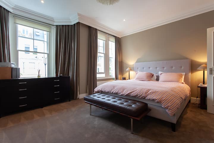 غرفة نوم رئيسية بسرير سوبر كينغ وحمام داخلي 