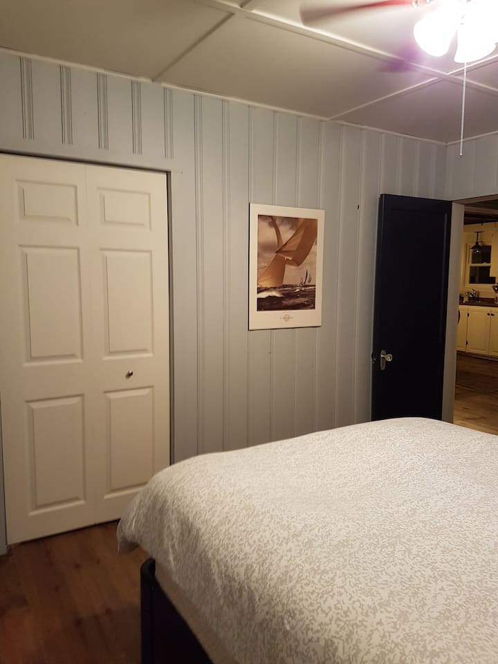 Schlafzimmer Nr.1, Queensize-Bett, in dem alle Bettwäsche und Bettwäsche bereitgestellt werden.  Viel Stauraum im Schrank und eine lange Kommode...wir nennen das das blaue Zimmer...