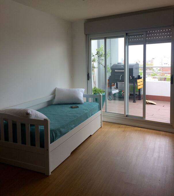 Dormitorio iluminado con terraza