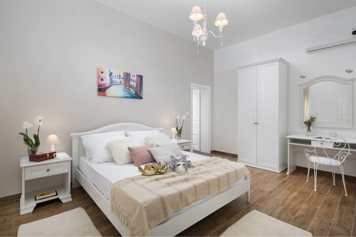 Dormitorio Venice con cama tamaño king y baño privado. Cada habitación de tu villa tiene su propio baño. Uno de ellos con metro.